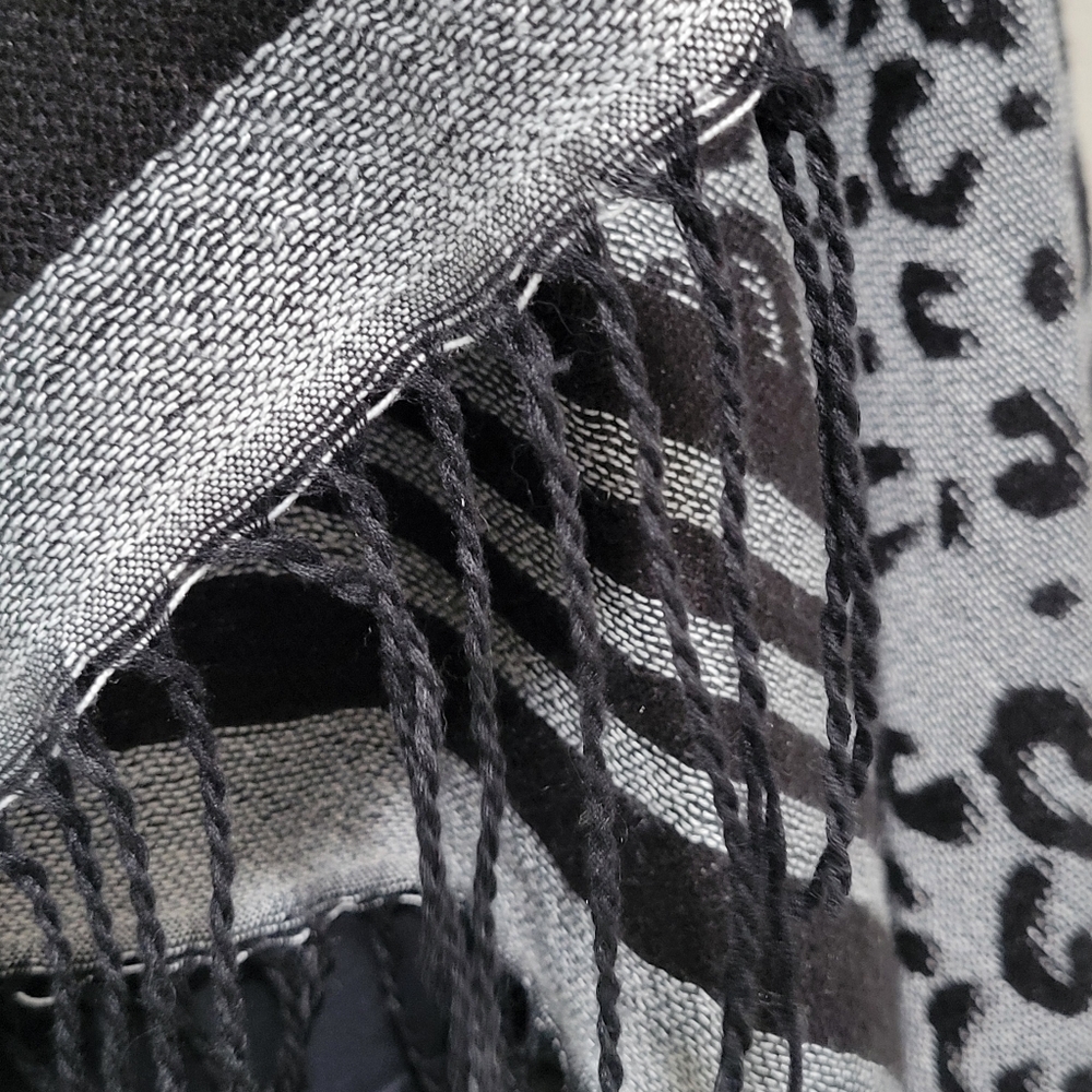 Southern Stitch Women's Leopard Knit Woven Poncho Cape O/S Black Gray Fringe - Picture 8 of 12